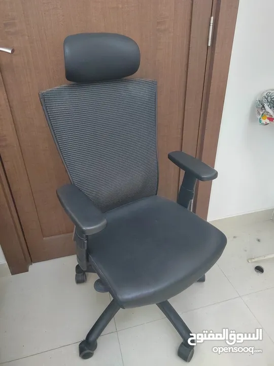 مكتب او كرسي desk or chair