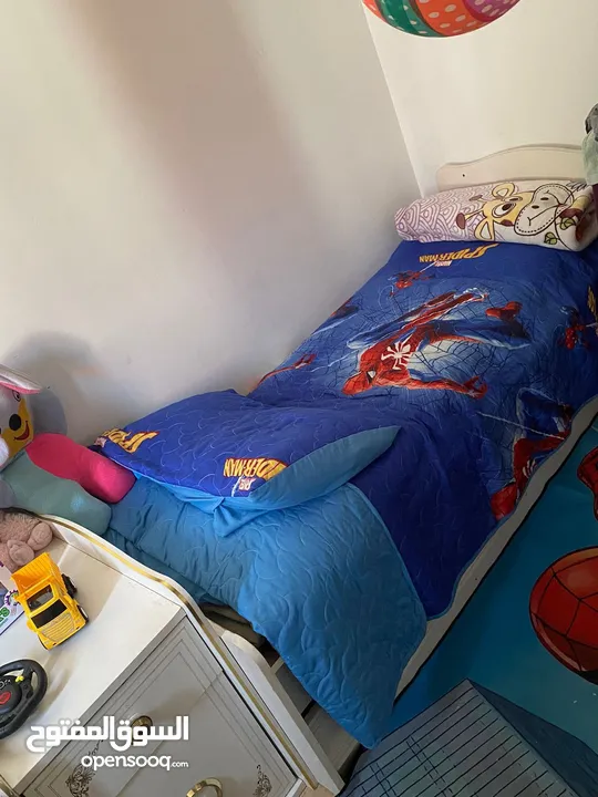 سرير طفل للبيع مع ملحق