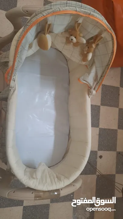 سرير هزاز مع سلة