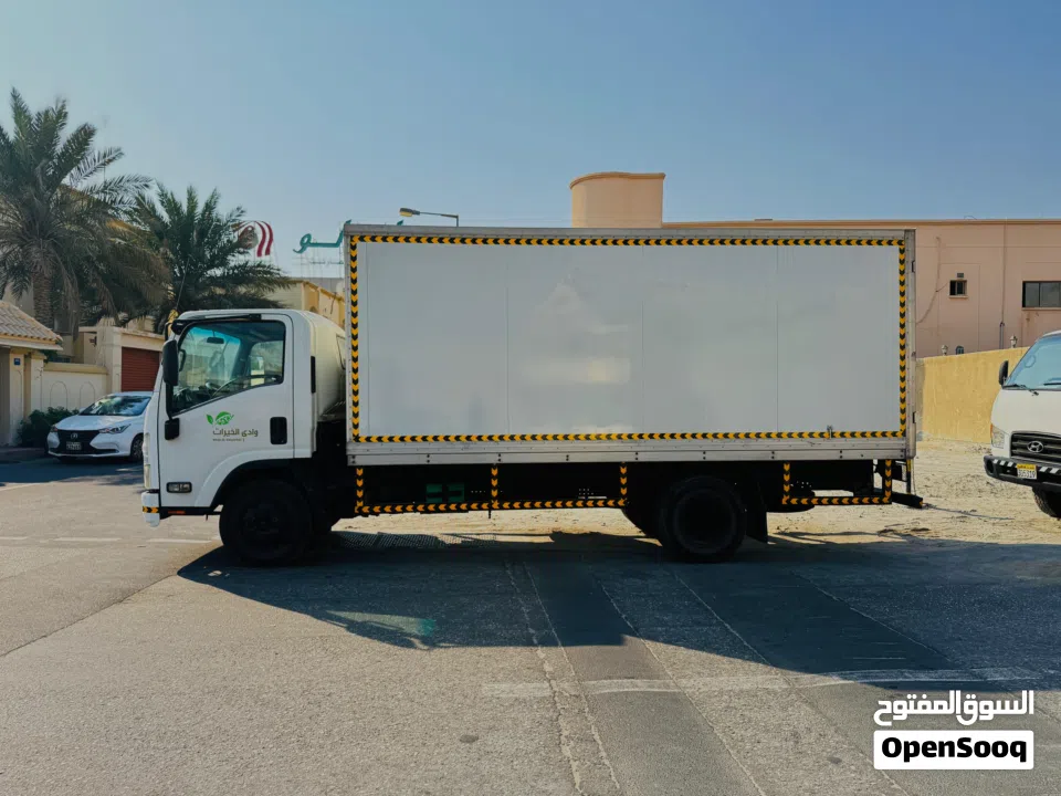 Izuzu NPR Box Cargo Truck (covered Body) 6 wheels Year-2016.Single owner used Cargo Truck