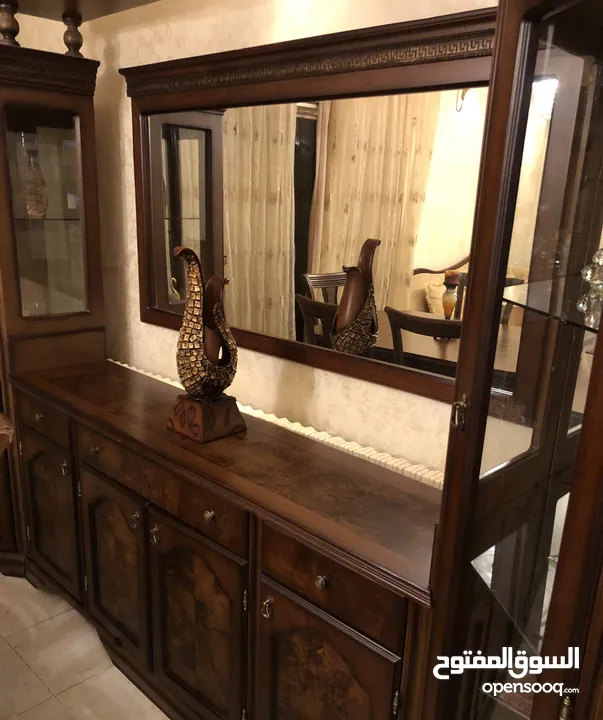 طاوله سفره 8 كراسي مع بوفيه ومرايه وفضيات عدد2