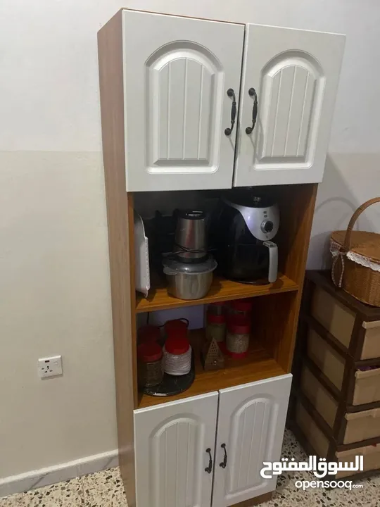 فاترينا المطبخ متعددة الاستخدام أناقة وتنظيم في قطعة واحدة باللون البني المحروق