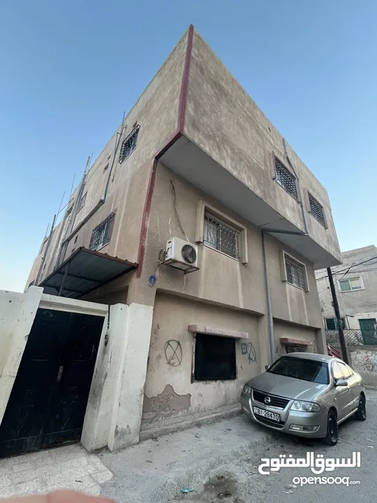 بيت كبير 3 طوابق وتسوية على شارعين موقع مميز