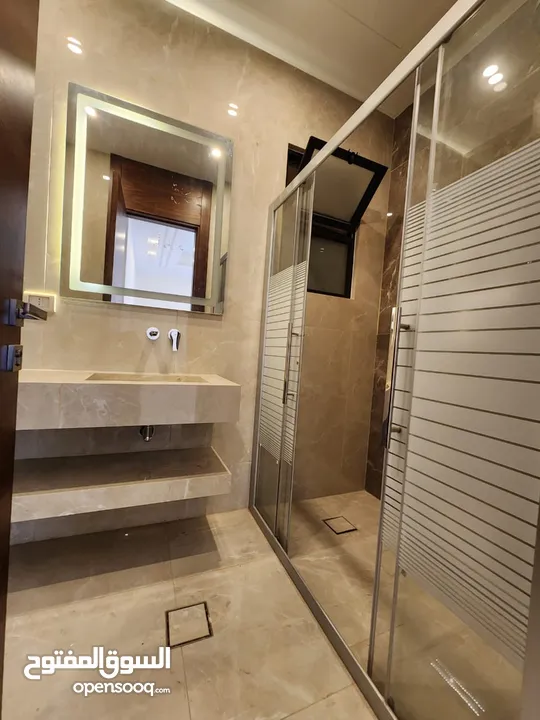 شقة طابقية فاخرة للبيع في عبدون  ref : 14389
