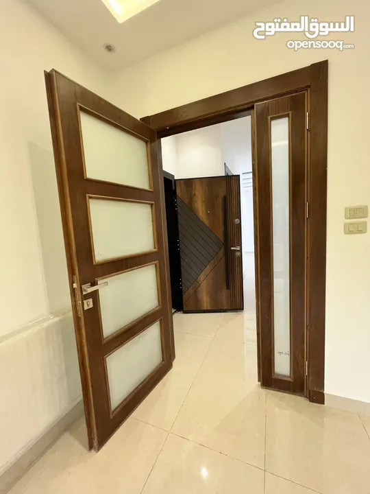 شفة شبه ارضي مع ترس و شلال بأفخم التشطيبات العصرية خلف المدارس العالمية