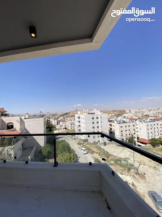 شقة مميزة اخير مع روف في اجمل مناطق قرية النخيل اجمل تشطيب واطلالة رائعة 240 داخلي و 90 تراس خارجي
