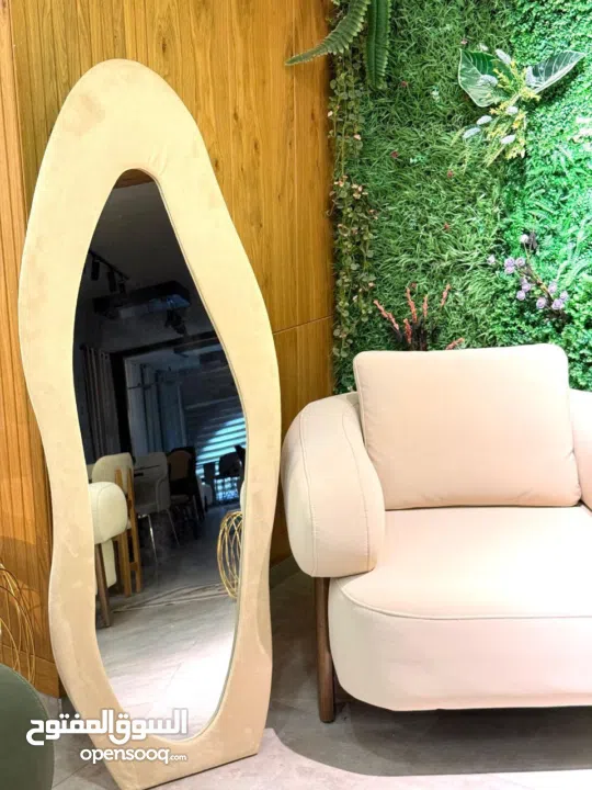 مرايا عصرية بتصميم منحوت وإطار فخم من المخمل