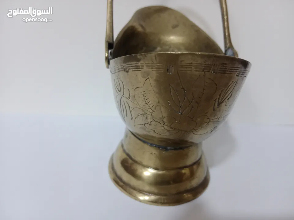 وعاء تقليدي مصنوع يدويا يستخدم لحمل الفحم أو الحطب مزخرف برسومات أنتيك قديم جدا لون ذهبي