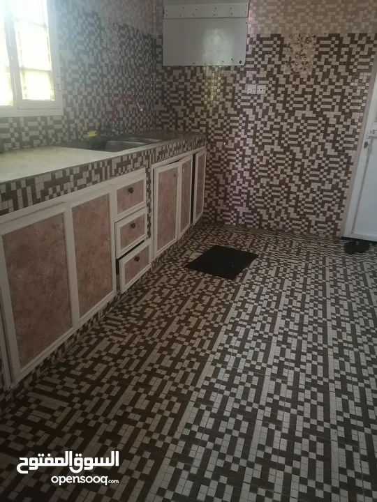 شقه أرضيه غرفتين +حمامين +صاله+مطبخ للايجار في صحار منطقة غيل الشبول للايجار ب 150 ريال