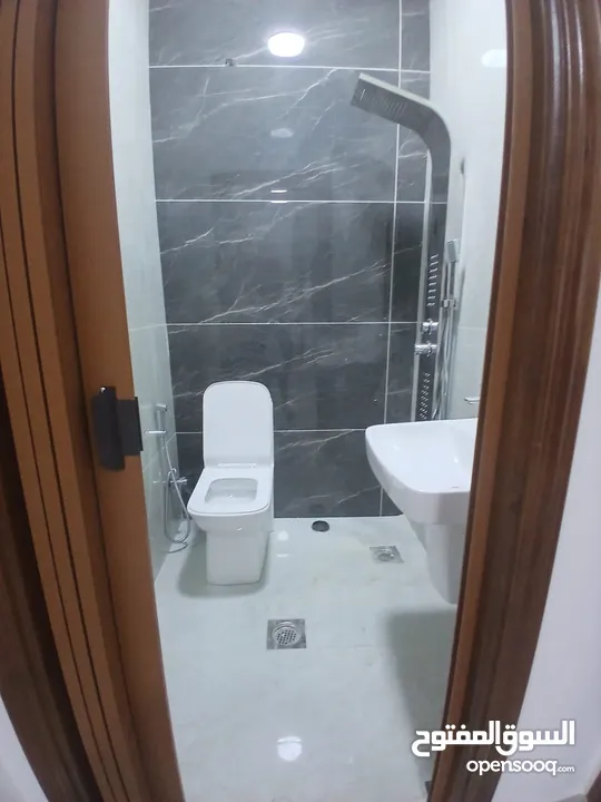 شقق مميزه سوبر ديلوكس عماره جديده خلف مطعم عرب قرب الجامعه للايجار مفروشه او غير مفروشه بعقد سنوي