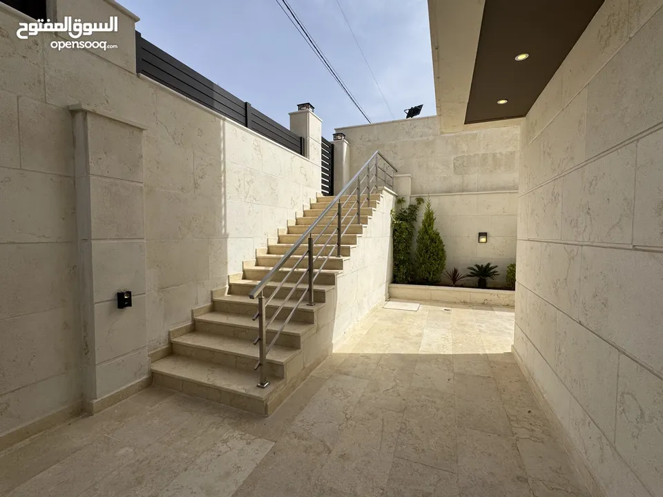 شقة طابق شبه ارضي مساحة 231م + حديقه 255م بتشطيبات مميزة - حي الصحابة - رجم عميش - رمضان للاسكان
