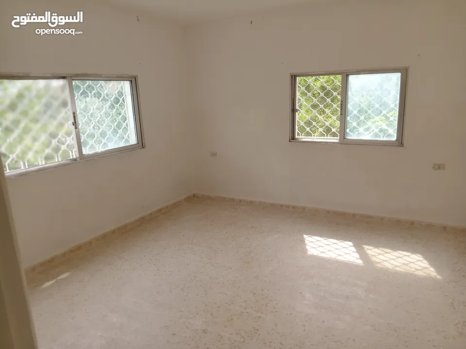 شقة للايجار في عجلون بجانب ابو عبيلة لقطع غيار السيارات مناسبه للعرسان