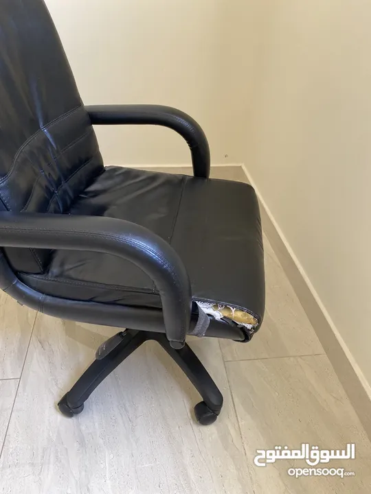 كرسي مكتب جلد مستعمل بحالة جيدة نوع ما  ( قابل للتفاوض )