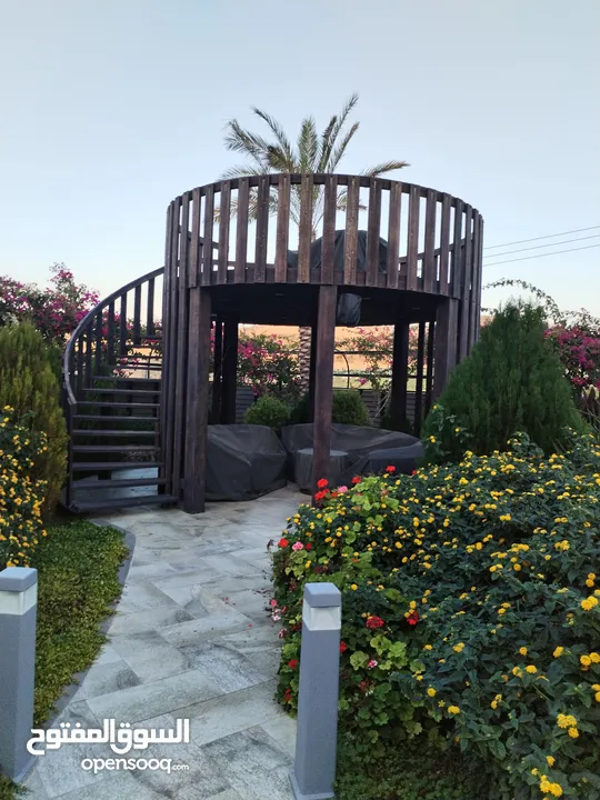 من أجمل مزارع تل الرمان بالقرب من مطعم خيل و ليل مزروعة مميزة تصميم عصري