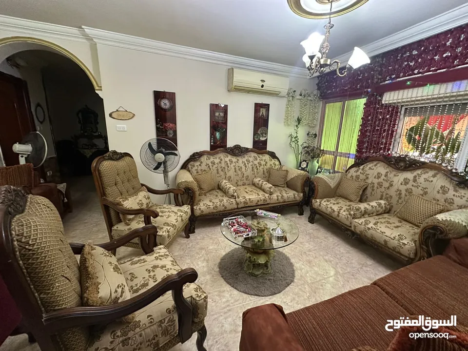 طقم كنب بحال الوكالة ونوع خشب زان