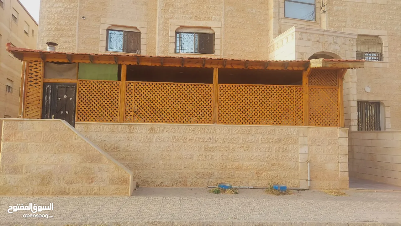 شقة أرضية للبيع في منطقة إم نوارة مقابل مدارس النجوم الصاعدة