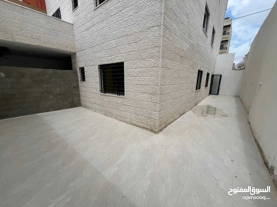 شبه ارضي 130م مع حديقة و ترس 90 متر في البنيات خلف البتراء