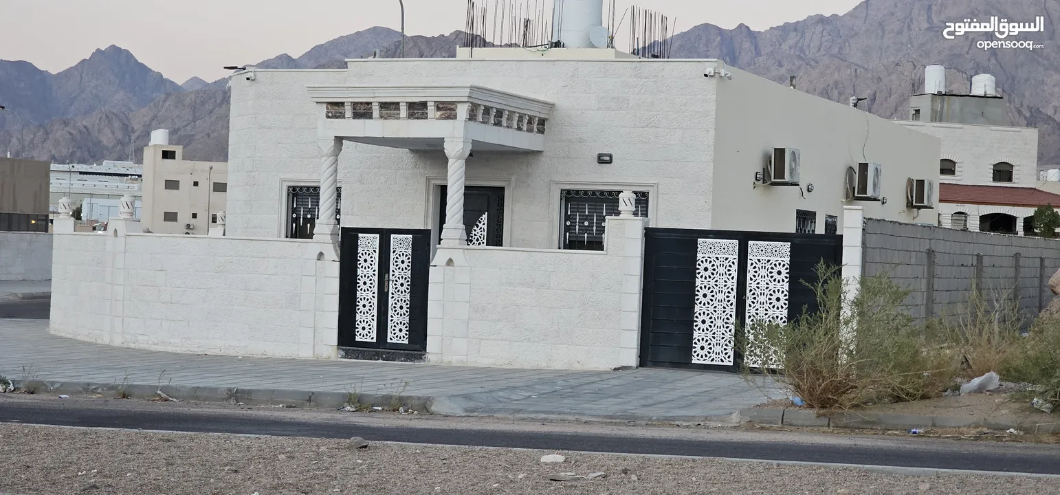 بيت مستقل للبيع في العقبه منطقه الملقان الجنوبي واجهتين حجر مطله على البحر