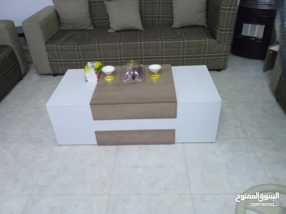 طقم كنب تفصيل بحالة الوكالة مع 2 طاولات و شاشة