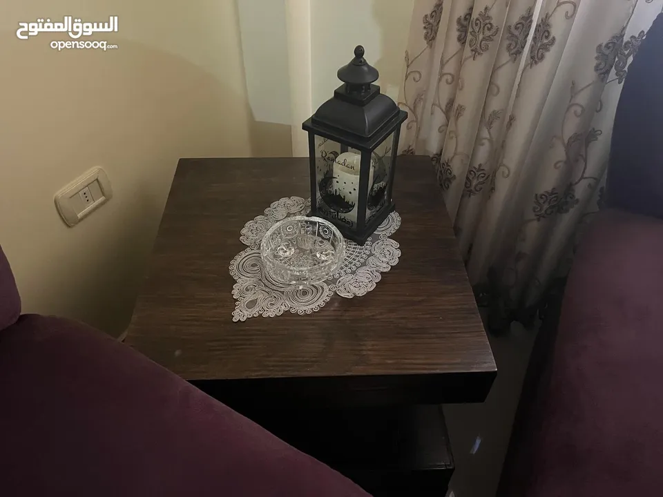 طقم كنب صالون مستعمل بحال الجديد لون بنفسجي  مقاعد 7 مع وجود طاولة وسط و طربزات خشب