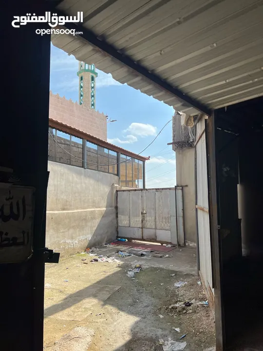 مخازن على شارع رئيسي مع هنجر كبير