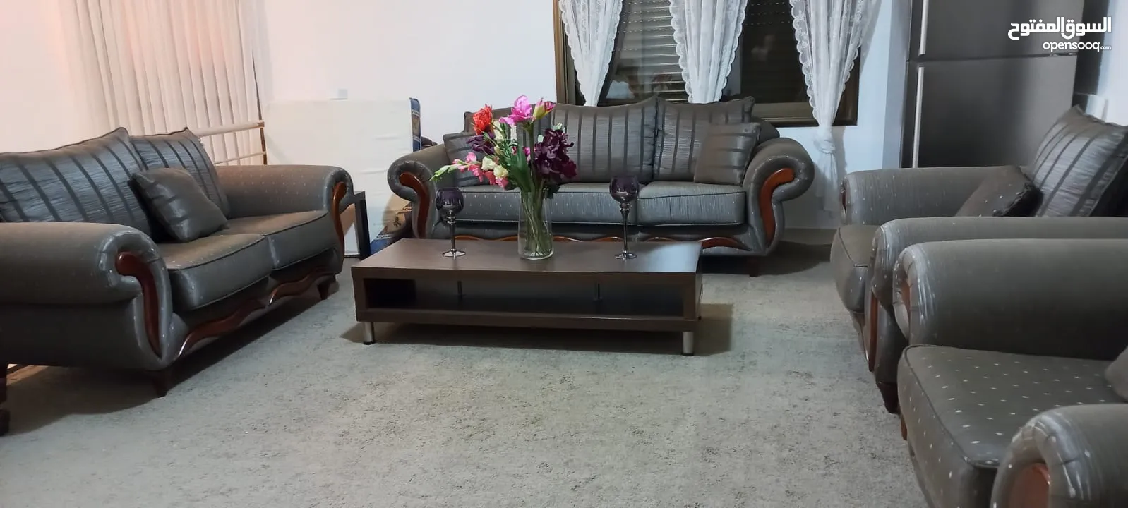 طقم كنب خشب ماليزي من الامارات + طاولة تلفزيون