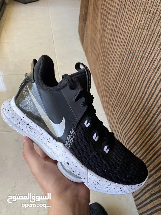 حذاء Nike LeBron Witness 5 Black/White Lakers LeBron James Basketball Shoes All NEW