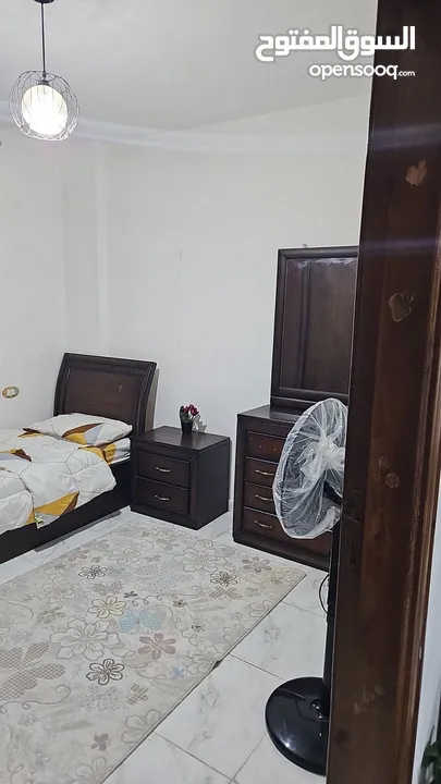 شقه مفروشه ديلوكس كاملة الخدمات للايجار الشهري او السنوي في عمارة سكنيه مخدومة يوجد حارس للعمارة