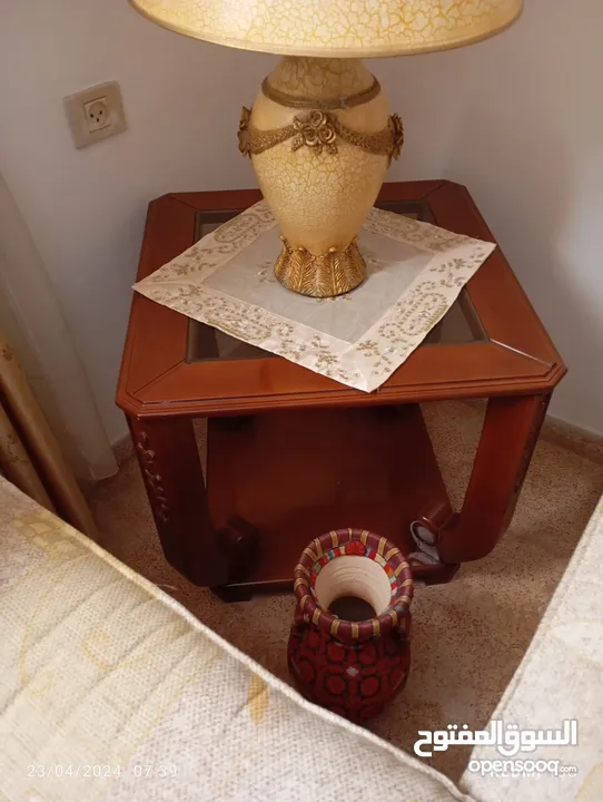 للبيع طاولة سفرة 1 و طاولة مربع 2
