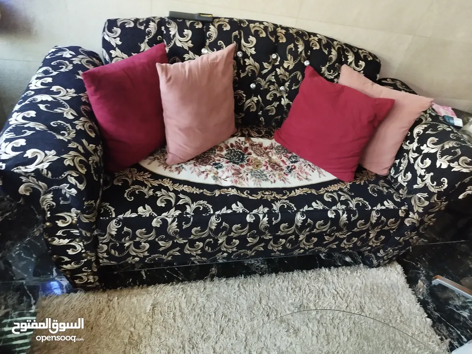 طاولة وسطية معدن وزحاج وتنين جانبيات خشب اسود ايكيا وسجلونتين ثلاثية  بتفتح بكس ثنائية وكرسين انتيكا