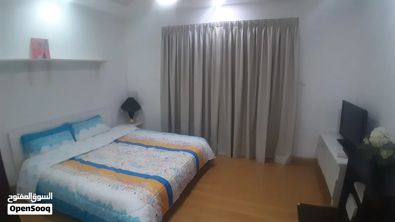 شقة كبيرةمفروشه في الجفيرمن غرفتين تملك حر للبيع