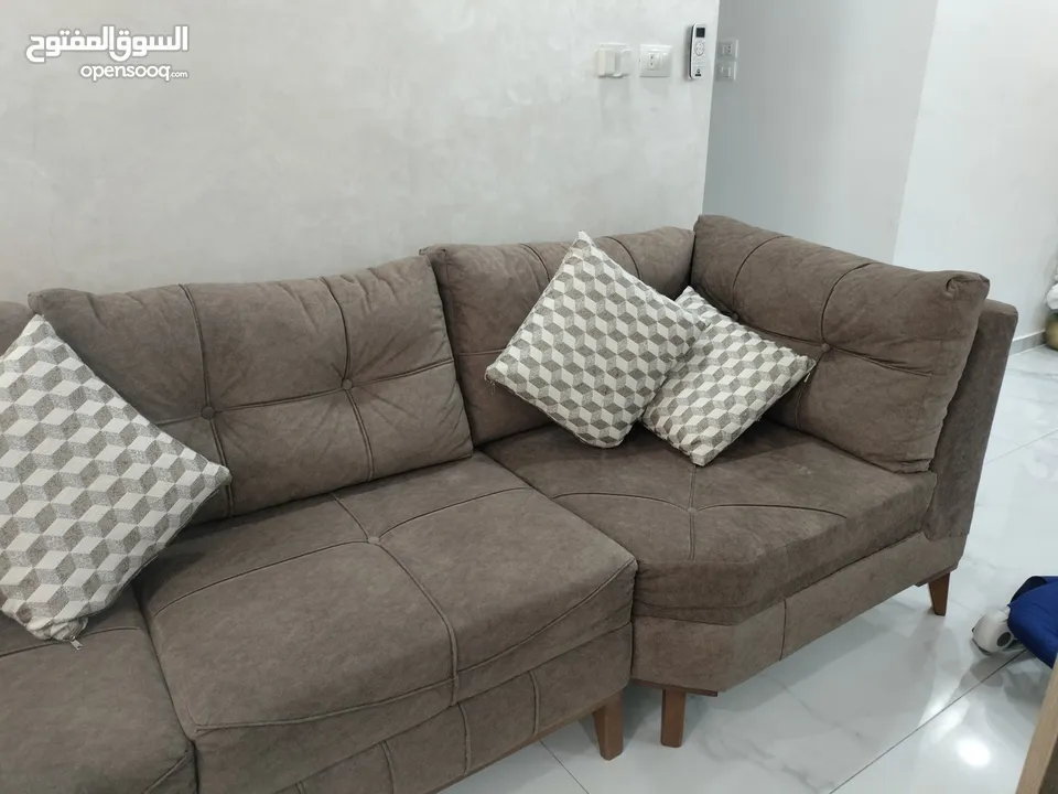 طقم كنب كورنر مع طاولة و 4 سيرفس للبيع