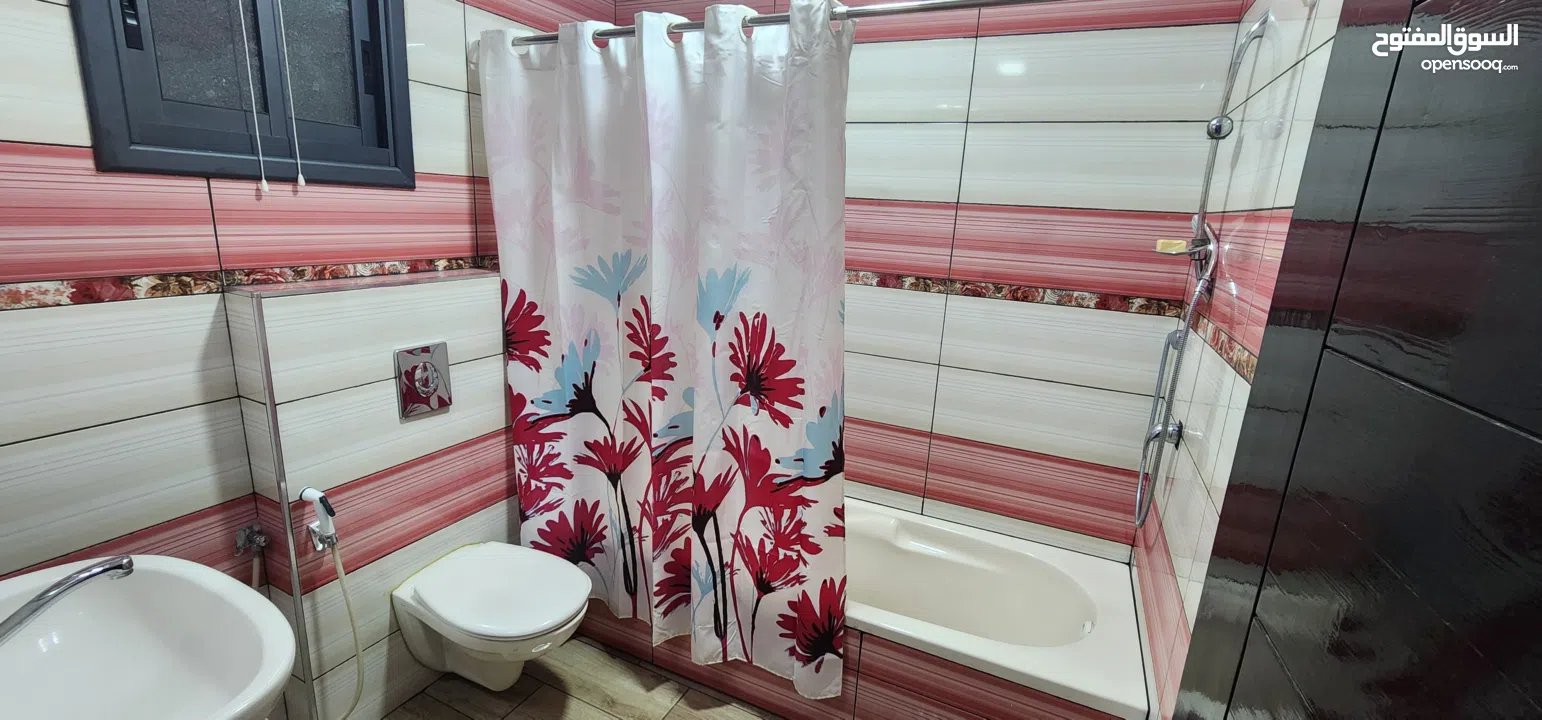 شقة وسط البلد قريبة من جميع الخدمات الشقة مكونة من غرفتين وصالون وحمامين ومطبخ وبرندة