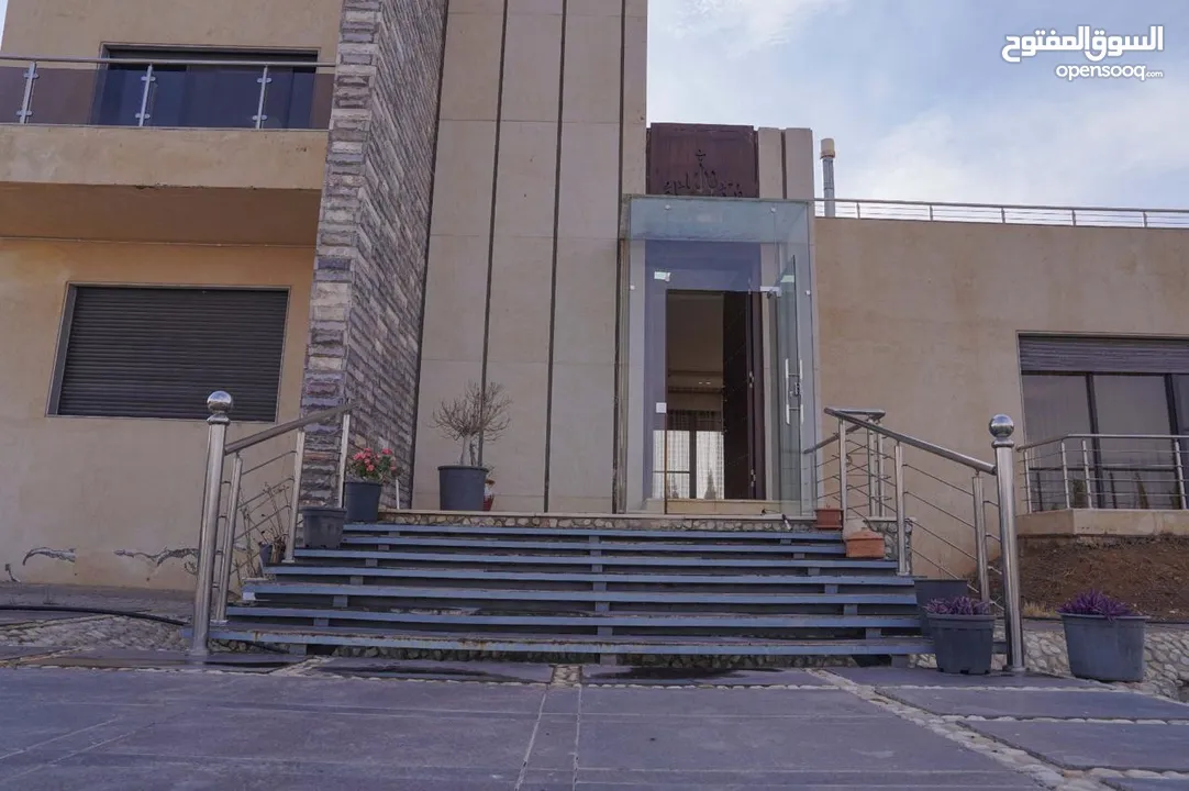فيلا مميزة للبيع قرب مشروع إلاندلسية مساحة الأرض 4 دونم 7 نوم