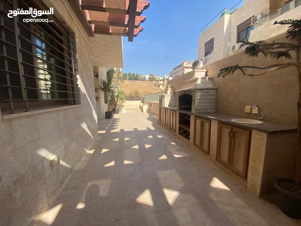 للبيع شقة شبه ارضية في موقع مميز في عبدون مع الفرش