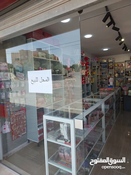 للبيع محل مكتبة واكسسوارات مجهز بالكامل