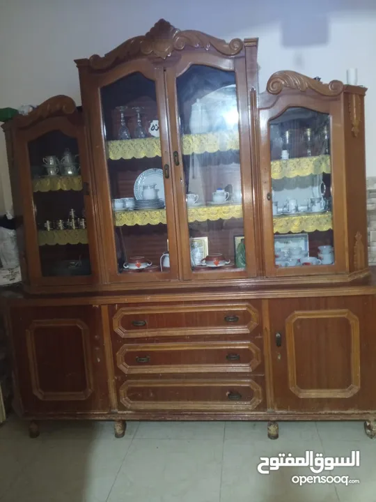بوفيه  خشب ثقيل بحاله جيده