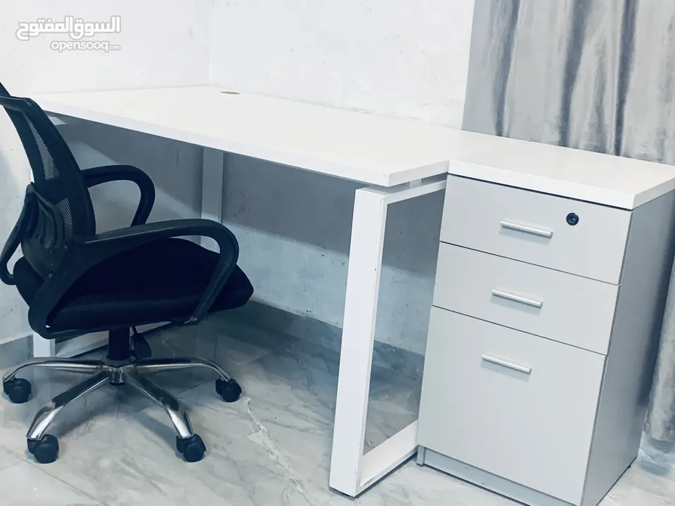 مكتب للبيع مع كل شيء بالصورة