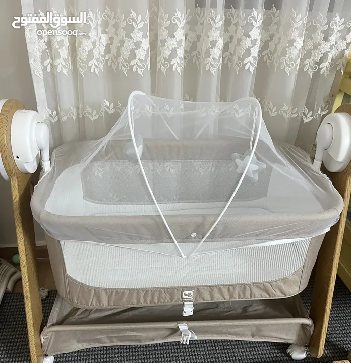 سرير هزاز كهربائي للأطفال بحالة ممتازة ماركة كوول بيبي