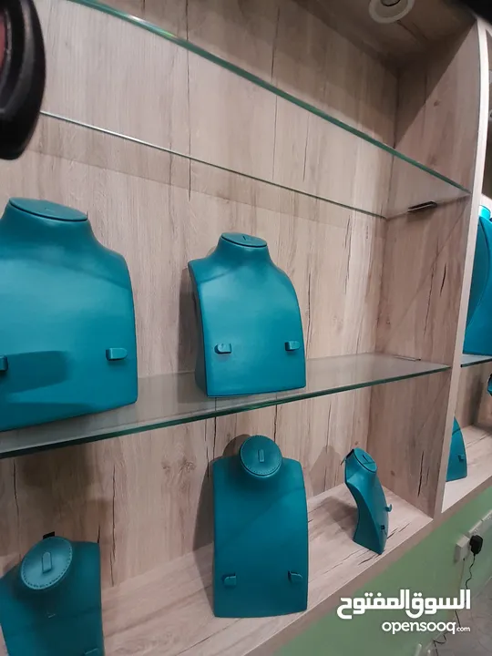 للبيع كمية من منظمات عرض المجوهرات المخملية