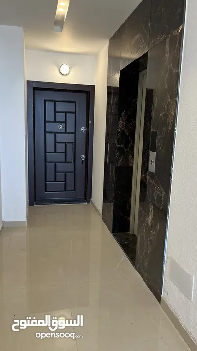شقة طابق ثاني   بإطلالة رائعة وجذابة