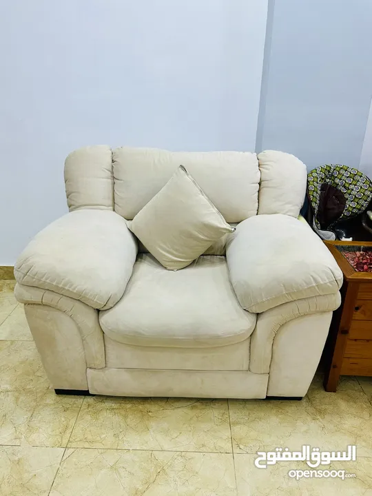 طقم كنب دب11 مقعد بحالة ممتازه