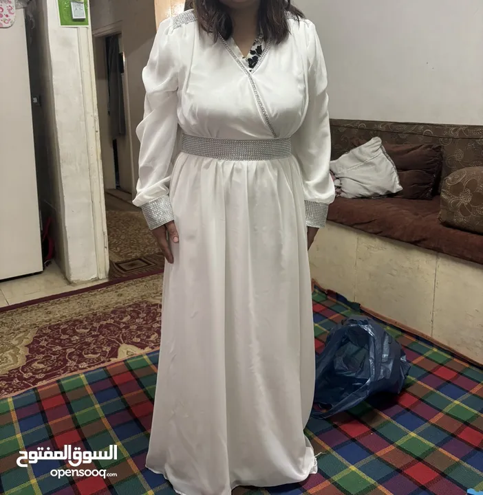 فستان حفلات ابيض مبطن دبل كلوش