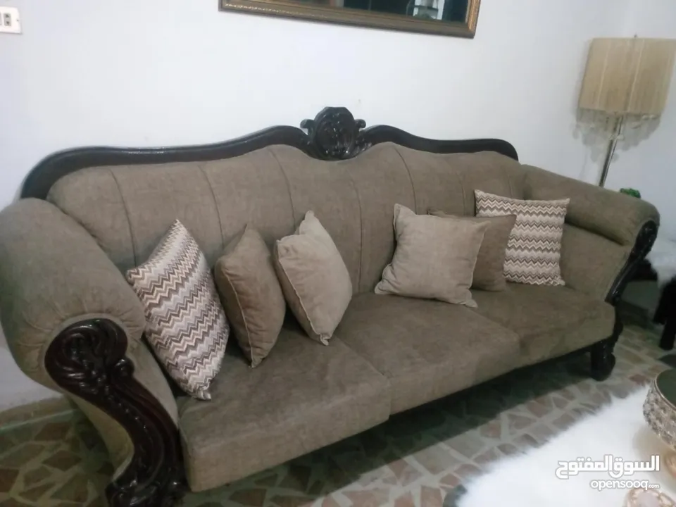 طقم كنب بحال الوكاله للبيع بسعر طري  ممتاز والخشب ميه ميه وجامد