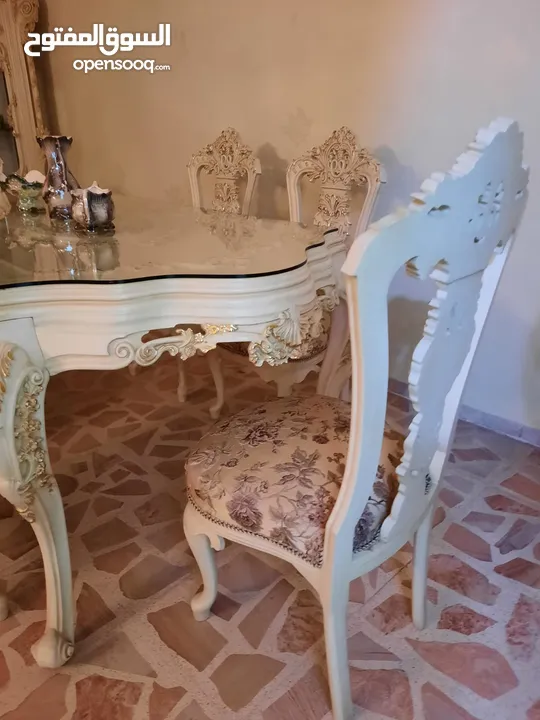 طاولة سفرة وفضية مصري حفر من الطراز الرفيع .   كراسي خشب زان عدد 8   للإستفسار