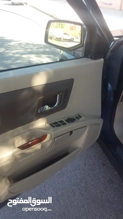 سيارة كاديلاك نوع SRX موديل 2006 بحالة جيدة جداً تتميز بداخلية نظيفة جداً
