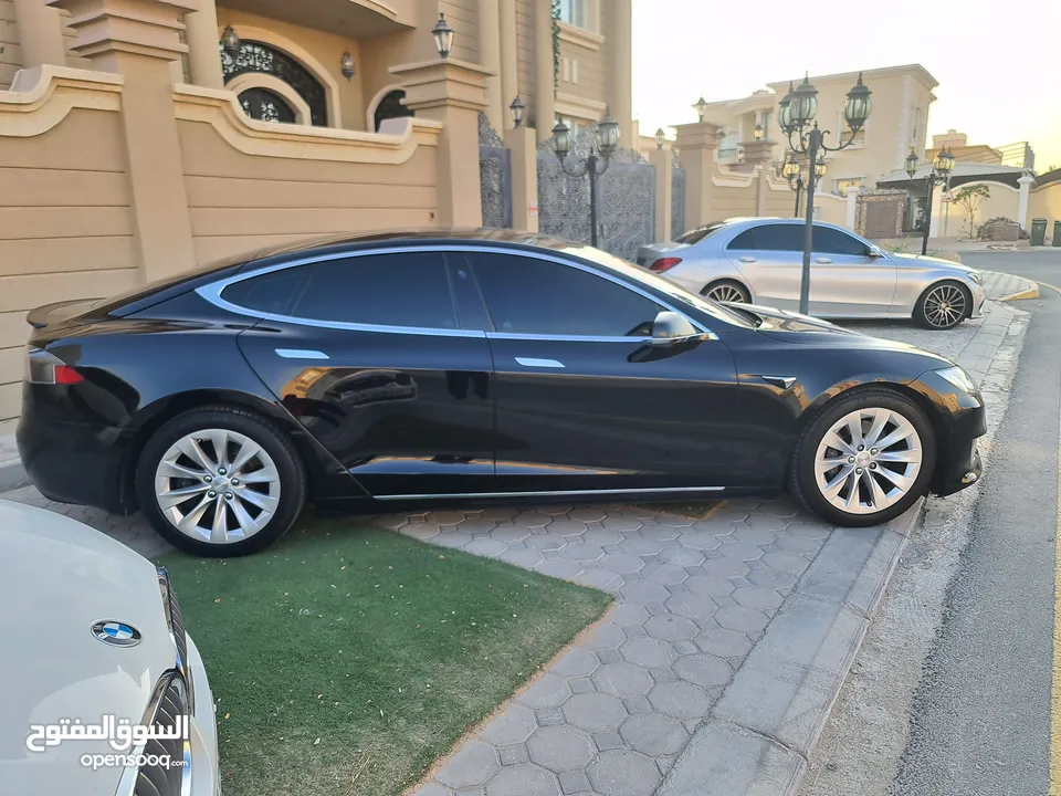 تسلا موديل  2017 . 120000 KM . مطلوب  69500 AED  قابل للتفاوض بالمعقول  إطارات جديده