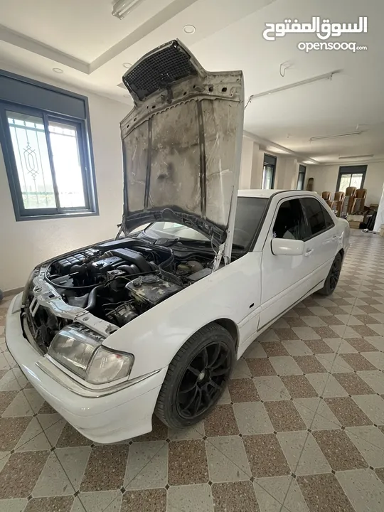 مرسيدس شبابية W202 / C220 1996 سيارة مصروفها ؟؟ — ممتاز جدا  / لون ابيض سادة