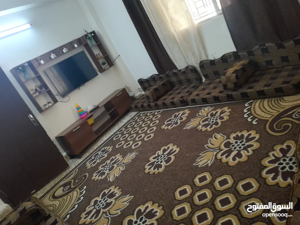 غرفة جلوس قعدة فرشات عربي خزانة تلفزيون  لون جوزي سجادة  3 متر ونص ب مترين ونص برادي 3 قطع لكل برداي