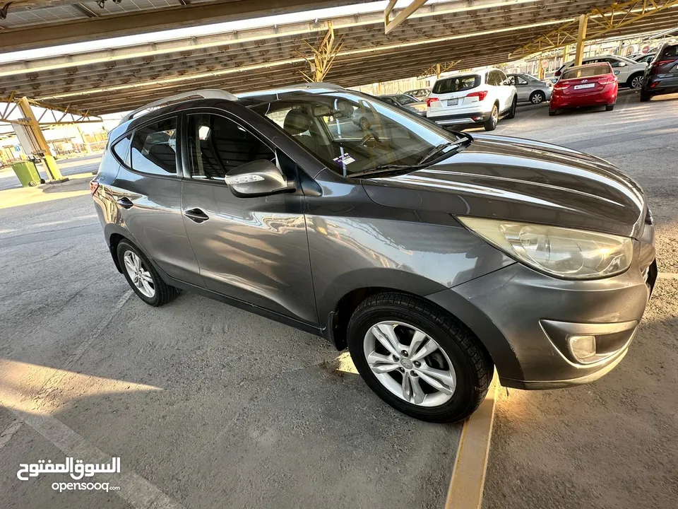 Hyundai Tucson 2013 2.0L full option for sale..